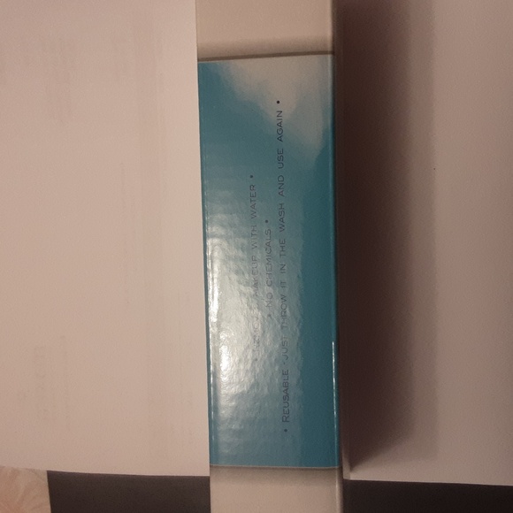 Makeover essentials Reusable wash cloth - Picture 3 of 3